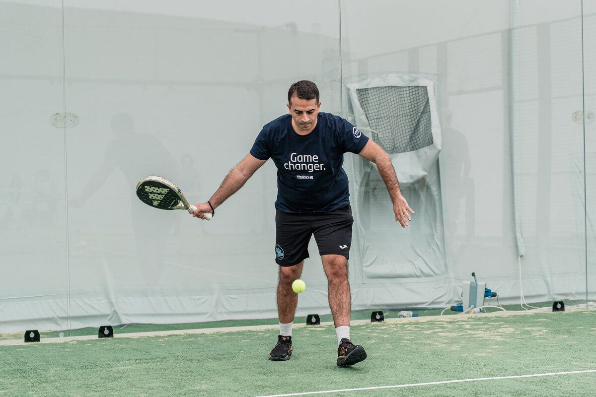 roberto terzini che gioca a padel