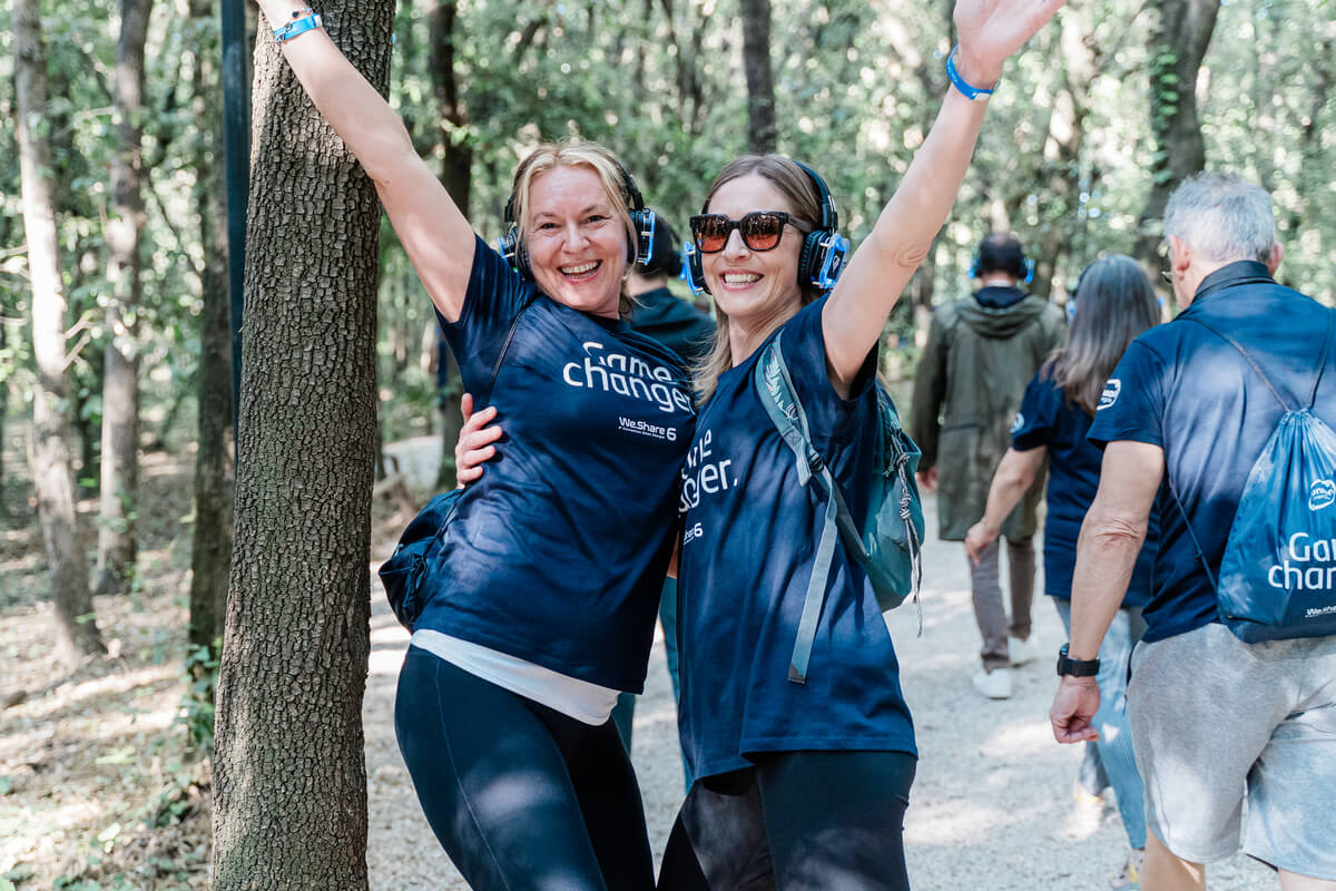 due donne della community che si divertono in pineta