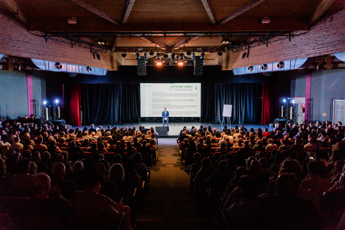 persona sul palco durante il convegno