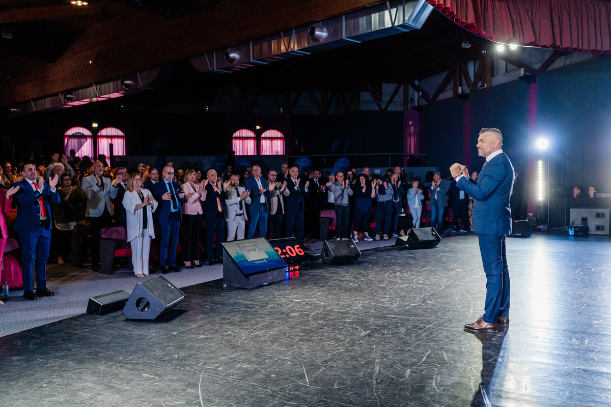 marco tibaldo sul palco che applaude