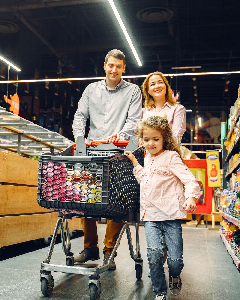 famiglia che fa la spesa