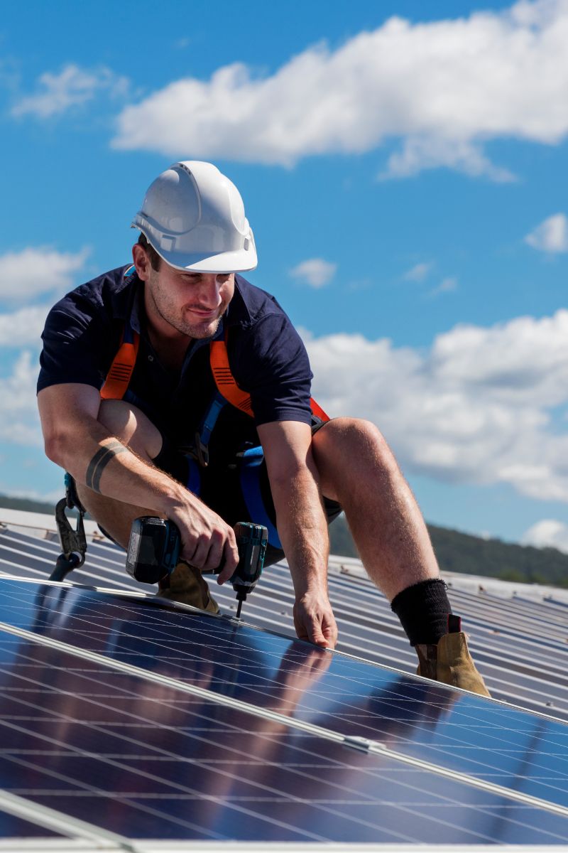 operaio durante l'installazione di un impianto fotovoltaico